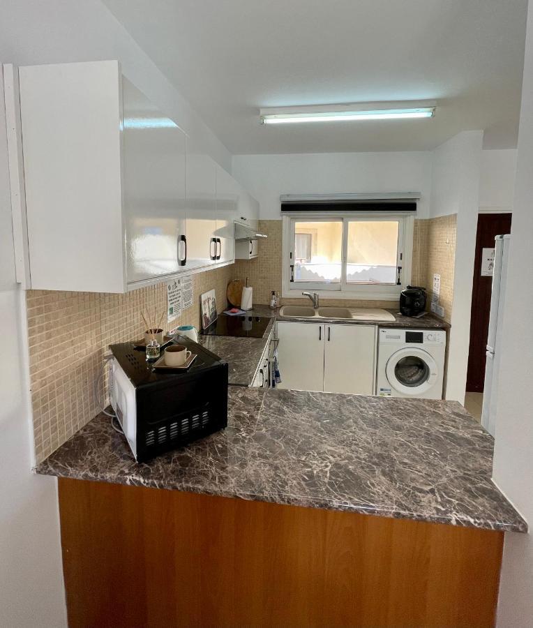 109 Queens Gardens, Paphos Apartment Exterior photo